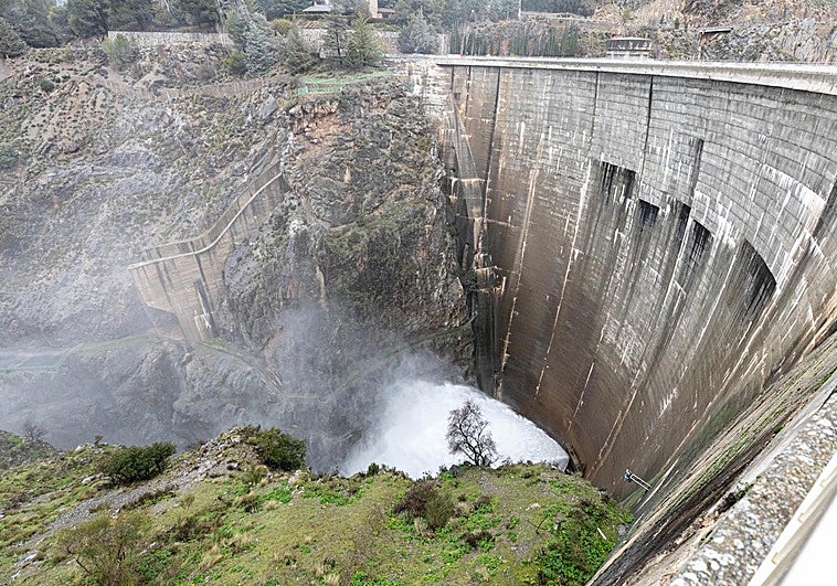 Las impresionantes imágenes del pantano de Quéntar desembalsando agua